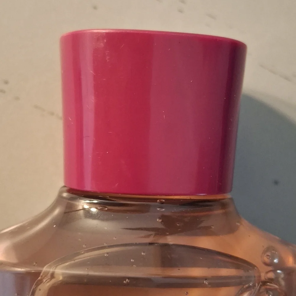 Bath & Body Strawberry Snowflakes Bodywash - Picture 6 of 6